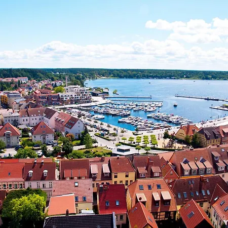 Vogelnest Mit Aussicht Auf Den Stadthafen Waren (Müritz)